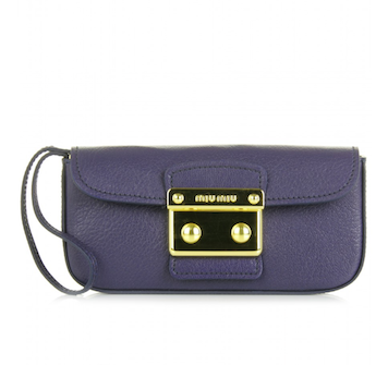 Blaubeer - Lederclutch von MIU MIU, über mytheresa.com, 380 EUR